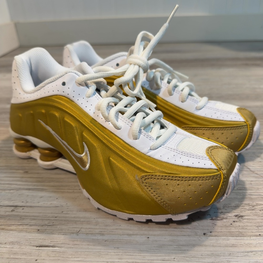 Nike Shox R4 Size 5Y/6.5W GS Metallic Gold White CW2626-700